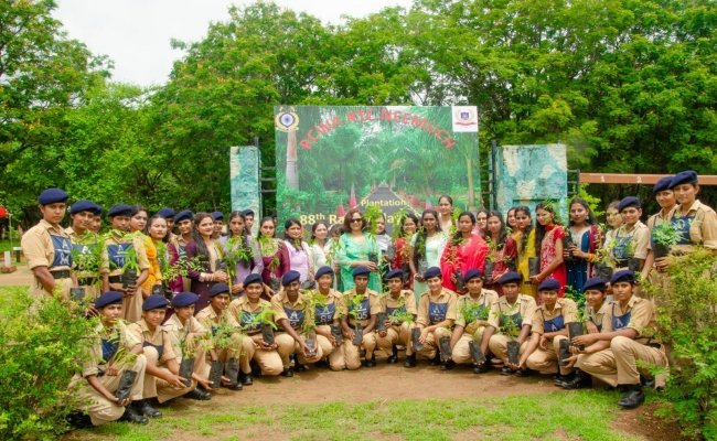 केंद्रीय रिजर्व पुलिस बल के 88वें स्थापना दिवस के उपलक्ष्य में आरसीडब्लूए आरटीसी नीमच द्वारा पर्यावरण संरक्षण एवं बच्चों में रचनात्मक अभिव्यक्ति को प्रोत्साहित करने के उद्देश्य से वृक्षारोपण कार्यक्रम तथा 